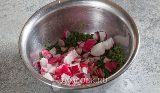 окрошка на квасе с полукопченой колбасой