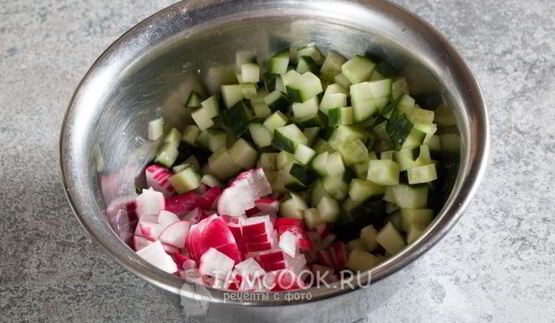 окрошка на квасе с полукопченой колбасой