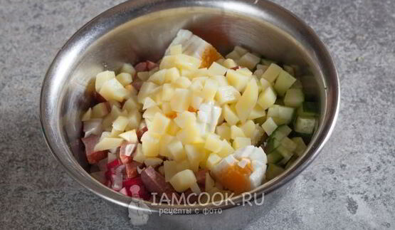 окрошка на квасе с полукопченой колбасой