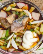 Окрошка на квасе с рыбой и огуречным рассолом