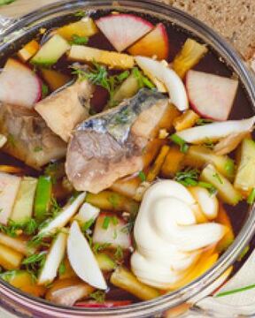 Окрошка на квасе с рыбой и огуречным рассолом