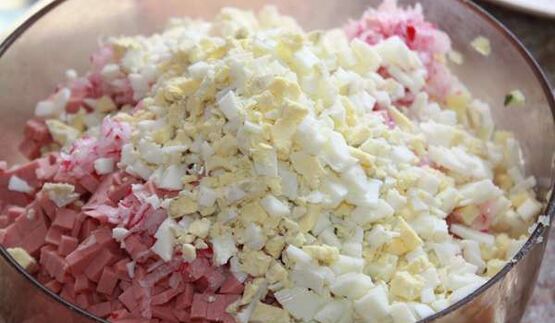 окрошка на квасе с вареной колбасой