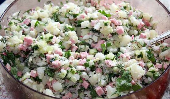 окрошка на квасе с вареной колбасой