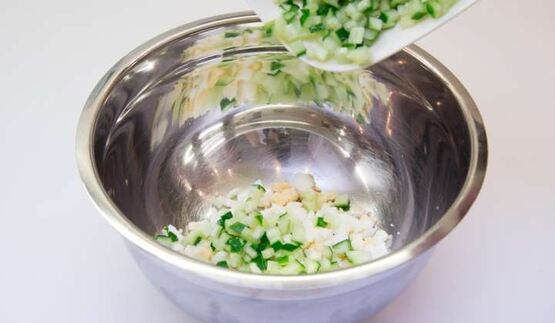 окрошка на сыворотке с колбасой