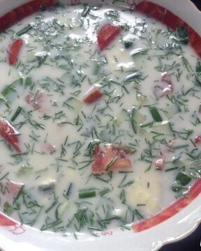 Окрошка с куриной грудкой и помидорами