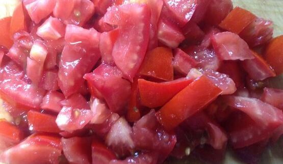 окрошка с куриной грудкой и помидорами