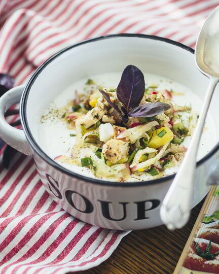 Рецепт окрошки с куриной грудкой на кефире