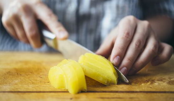 окрошка с куриной грудкой на кефире