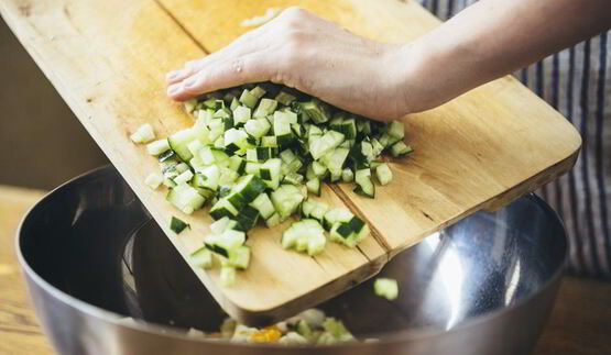 окрошка с куриной грудкой на кефире