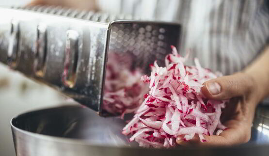 окрошка с куриной грудкой на кефире