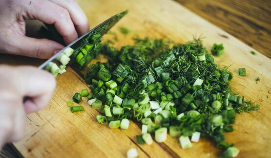 окрошка с куриной грудкой на кефире