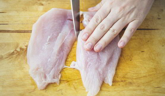 окрошка с куриной грудкой на кефире