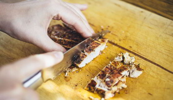 окрошка с куриной грудкой на кефире