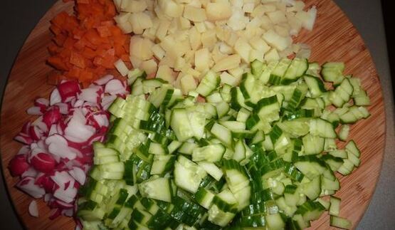 окрошка с редисом и шпинатом