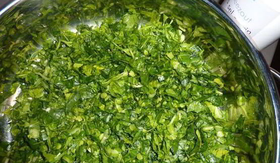 окрошка с редисом и шпинатом