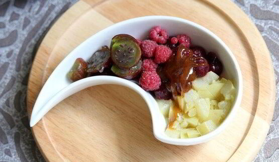 окрошка с ревенем и сибирскими ягодами