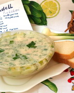 Окрошка в ледяной тарелке на сыворотке с редькой