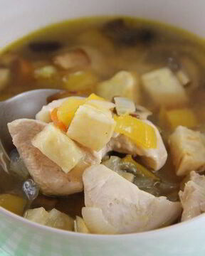 Куриный суп с запеченными овощами и розмарином