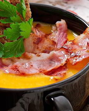 Овощной крем-суп жареным беконом