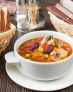 Овощной суп с беконом и фасолью