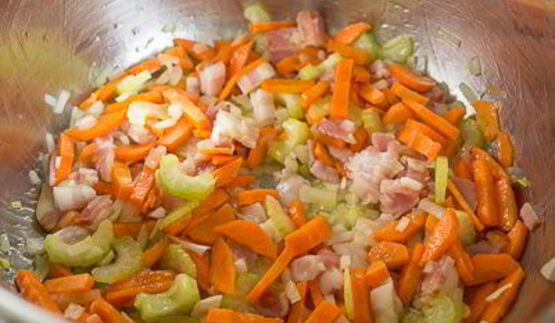 овощной суп с беконом и фасолью