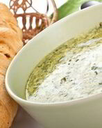 Овощной зеленый суп с сыром и черным перцем