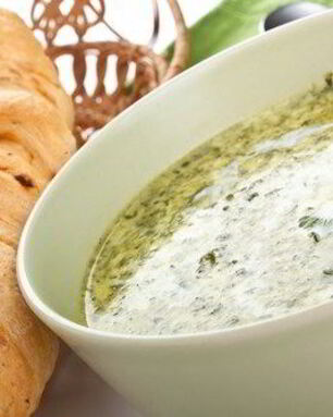 Овощной зеленый суп с сыром и черным перцем