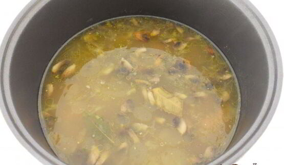 рассольник с грибами и овсянкой в мультиварке