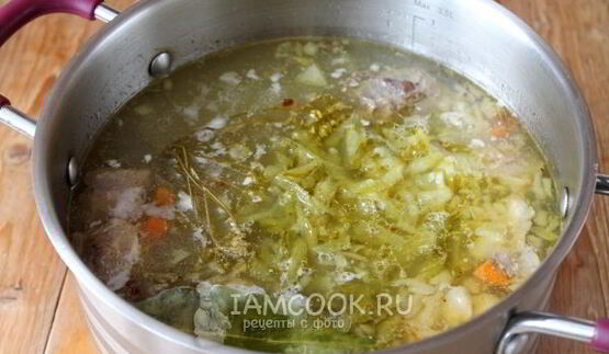 рассольник с перловкой и солеными огурцами с говядиной