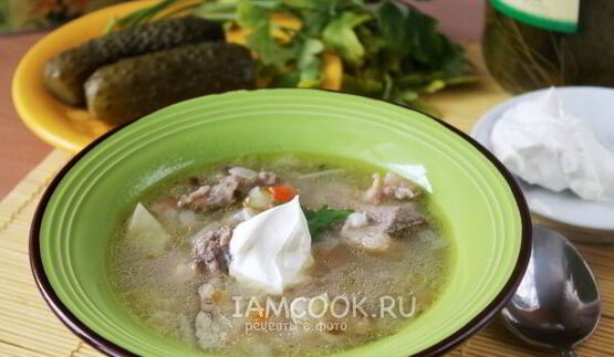 рассольник с перловкой и солеными огурцами с говядиной