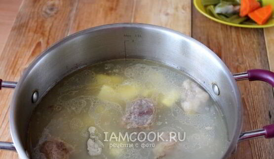 рассольник с перловкой и солеными огурцами с говядиной