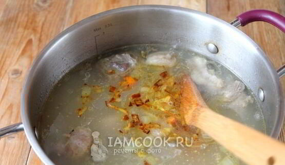 рассольник с перловкой и солеными огурцами с говядиной