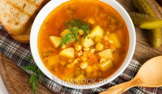 рассольник с перловкой, солеными огурцами и нутом