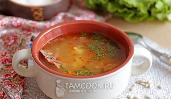 рассольник с томатом, перловкой и солеными огурцами