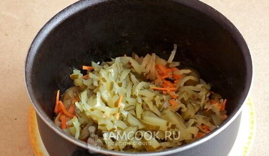 рассольник с томатом, перловкой и солеными огурцами