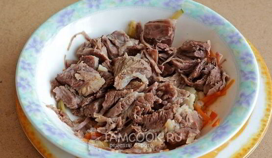 рассольник с томатом, перловкой и солеными огурцами