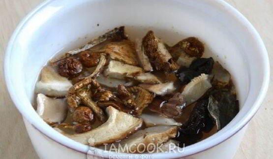 вегетарианский рассольник с сушеными грибами