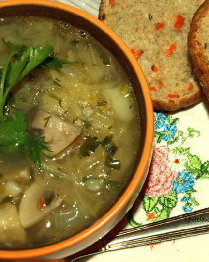 Рецепт постных щей из квашеной капусты с шампиньонами