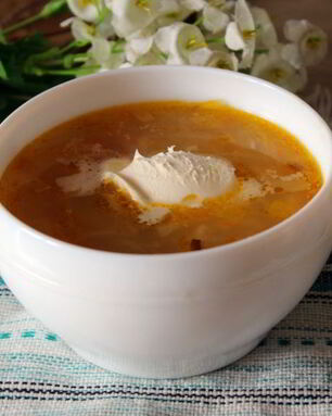 Щи из кислой капусты с перловкой на мясном бульоне