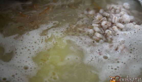 щи из кислой капусты с перловкой на мясном бульоне