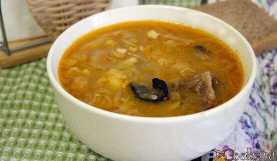 щи из квашенной капусты с грибами и перловкой