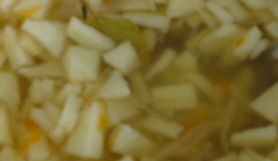 щи из квашеной капусты с белыми грибами и айвой