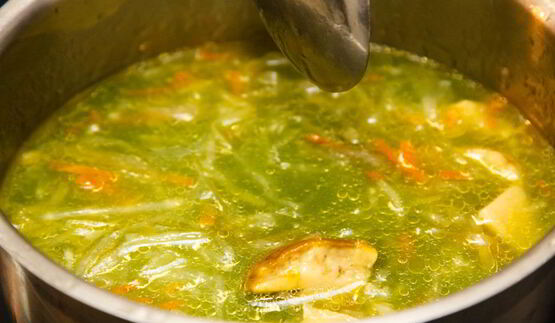 щи из квашеной капусты с белыми грибами