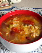 Щи из квашеной капусты с фасолью и сладким перцем на курином бульоне