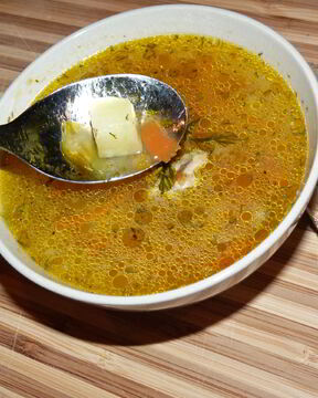 Щи из свежей капусты на курином бульоне