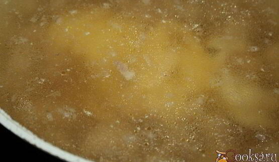 щи с квашеной капустой, индейкой и копченой колбаской