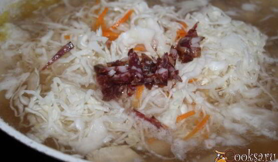 щи с квашеной капустой, индейкой и копченой колбаской