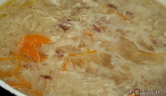 щи с квашеной капустой, индейкой и копченой колбаской