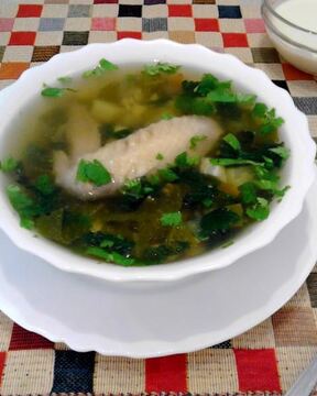 Зеленые щи с крапивой и щавелем с яйцом