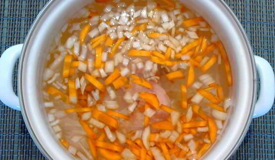 зеленые щи с крапивой и щавелем с яйцом